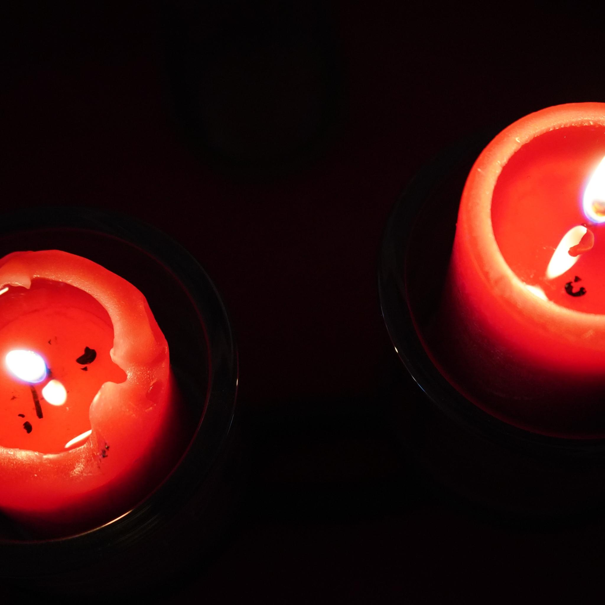 zwei rote brennende Kerze von oben