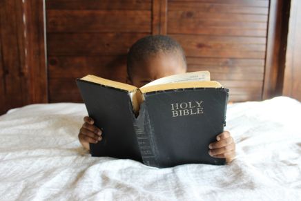Kind-mit_Bibel