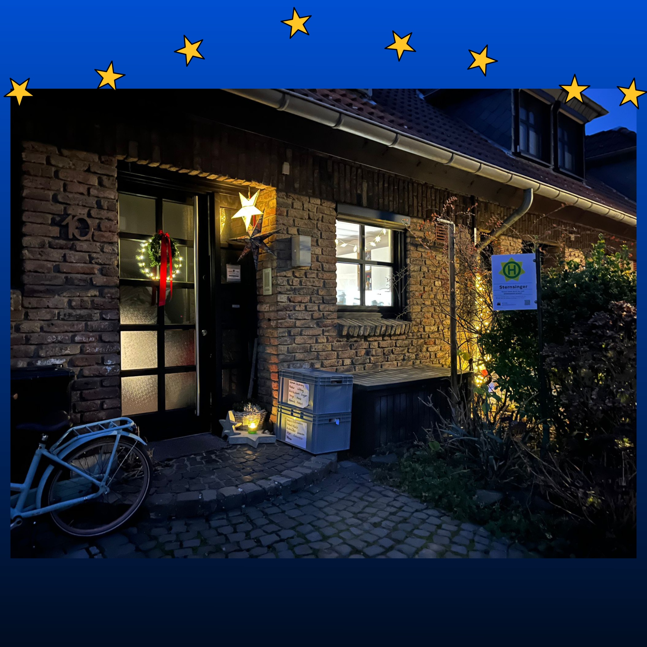 erleuchtetes Haus bei Nacht mit Sternen am Himmel