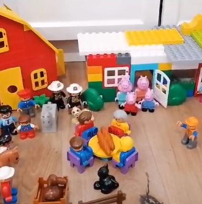 Playmobilmännchen  in einer Stadt