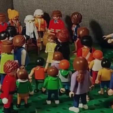 Viele Playmobilmännchen  stehen zusammen.