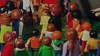 Viele Playmobilmännchen  stehen zusammen.
