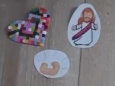 buntes Herz neben einer gezeichneten Figur (= Jesus) und Bizepsarm