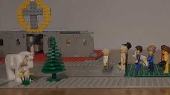 Legomännchen gehen auf eine Kirche zu.