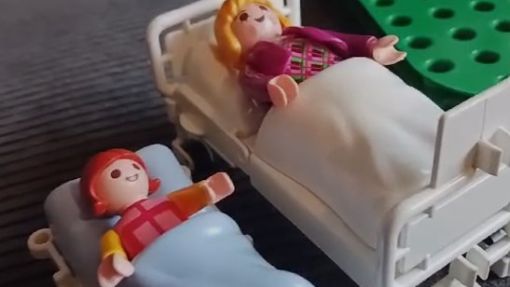 Playmobilmenschen in Betten liegend