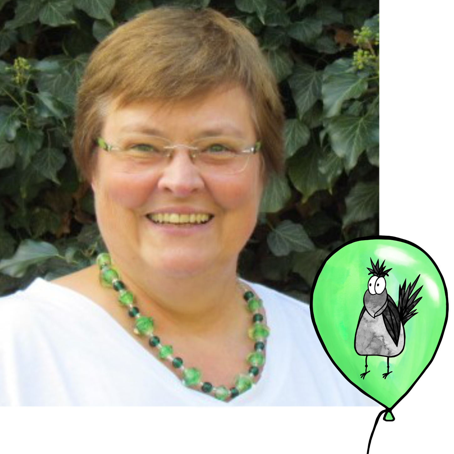 Portrait: Birgit-mit_Kraehe in grünem Luftballon; Hintergrund: grünes Blattwerk
