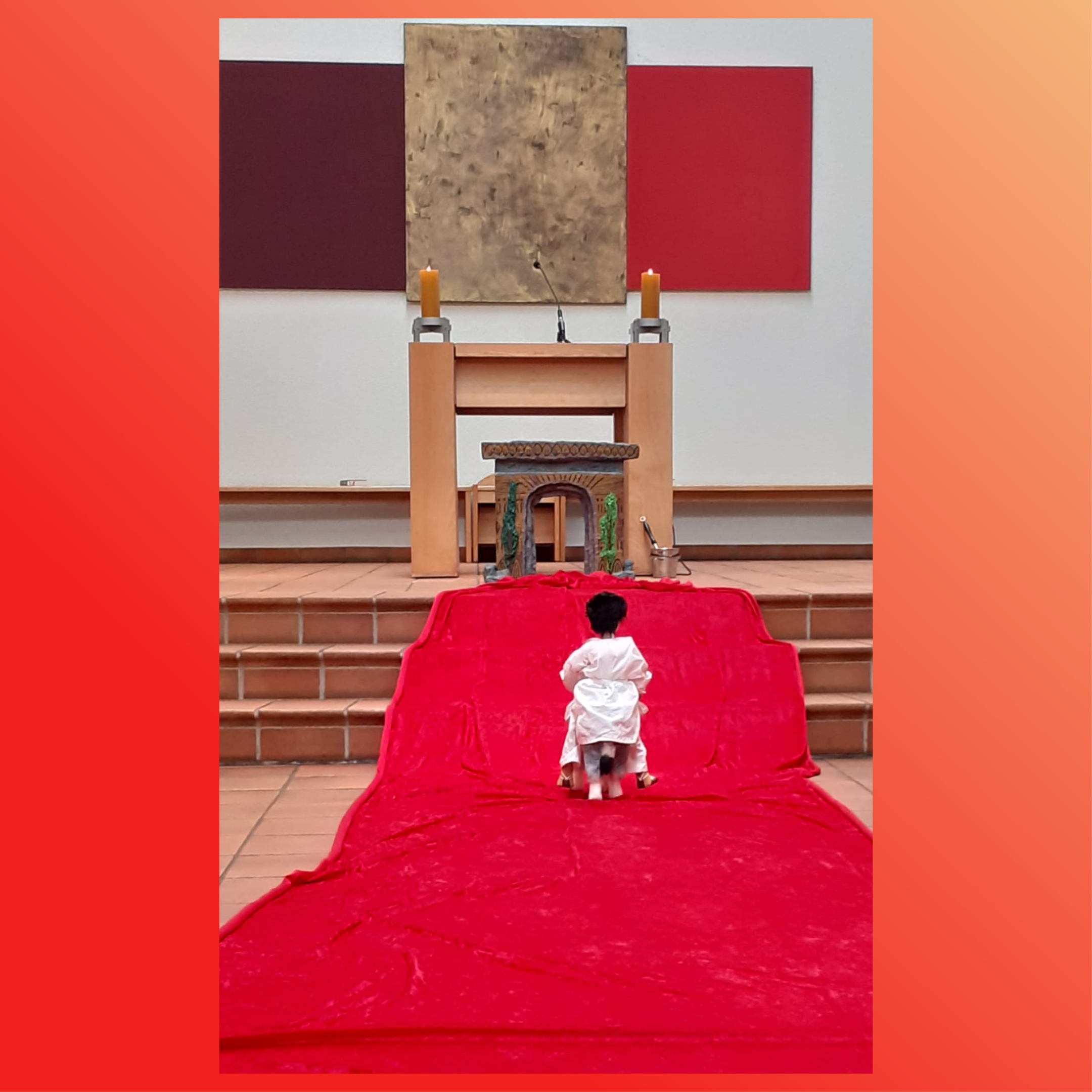 roter Teppich mit Jesus auf Esel von hinten gesehen