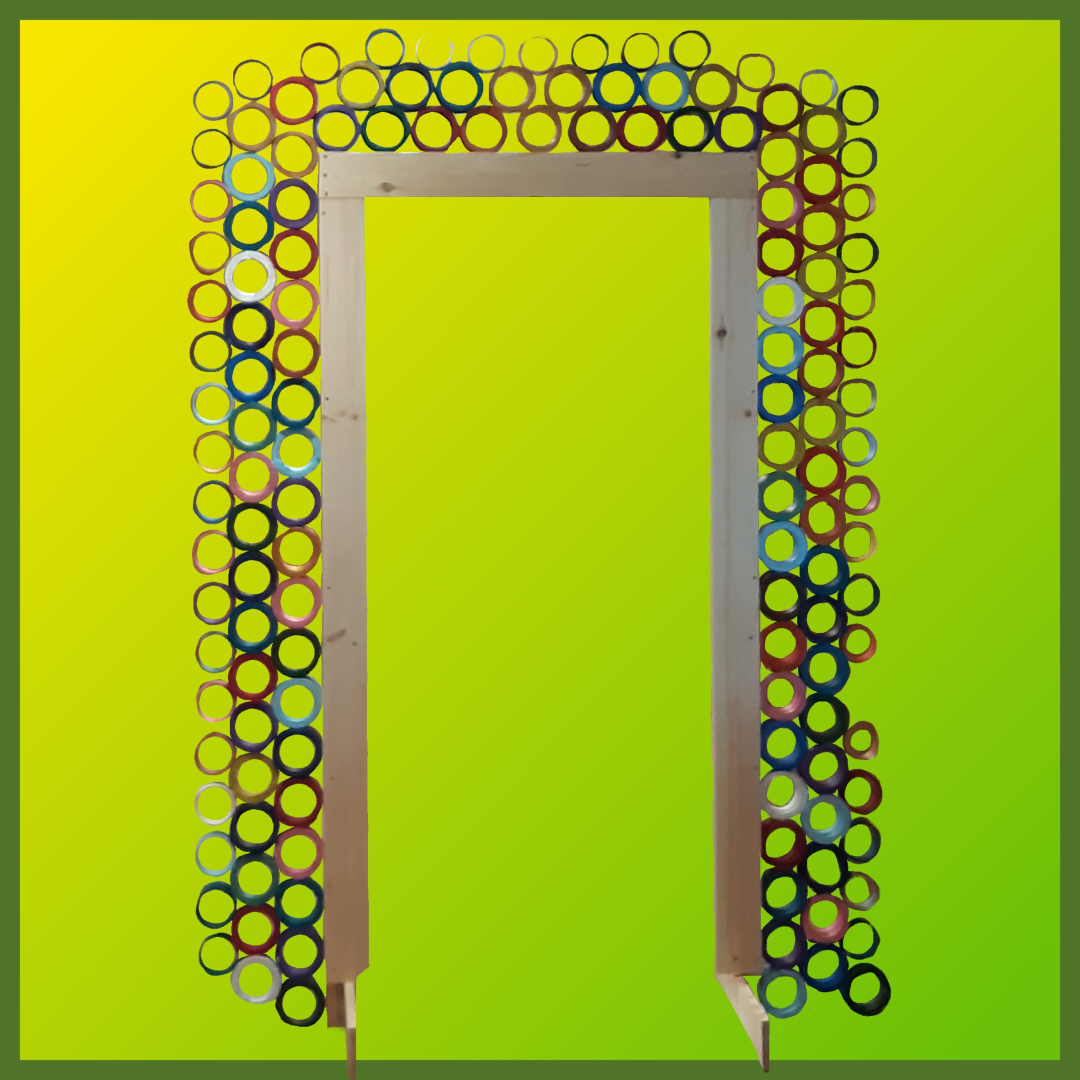 Torbogen mit vielen farbigen Rollen rund herum